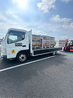 トラックにて配達