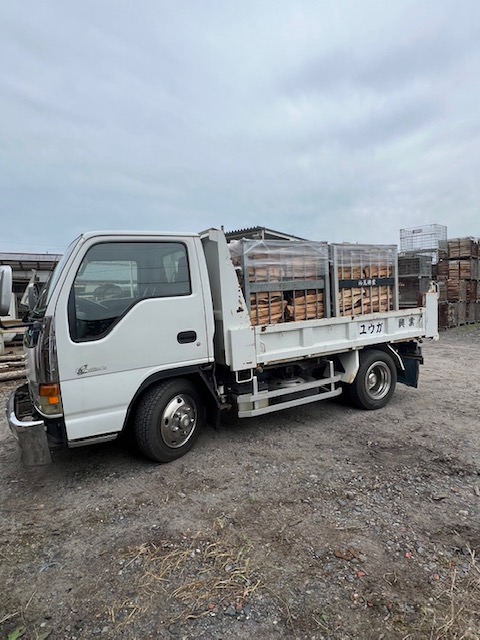 トラックにて配達